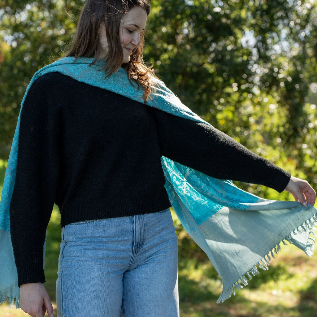 Women wearing a blue patterned Scalf