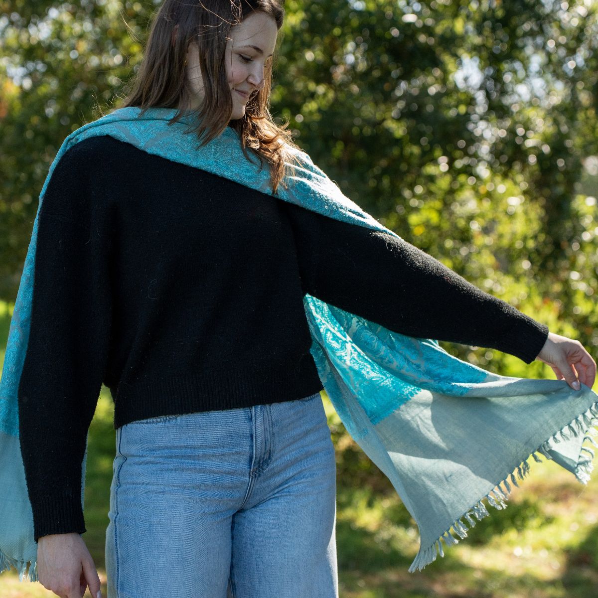 Women wearing a blue patterned Scalf